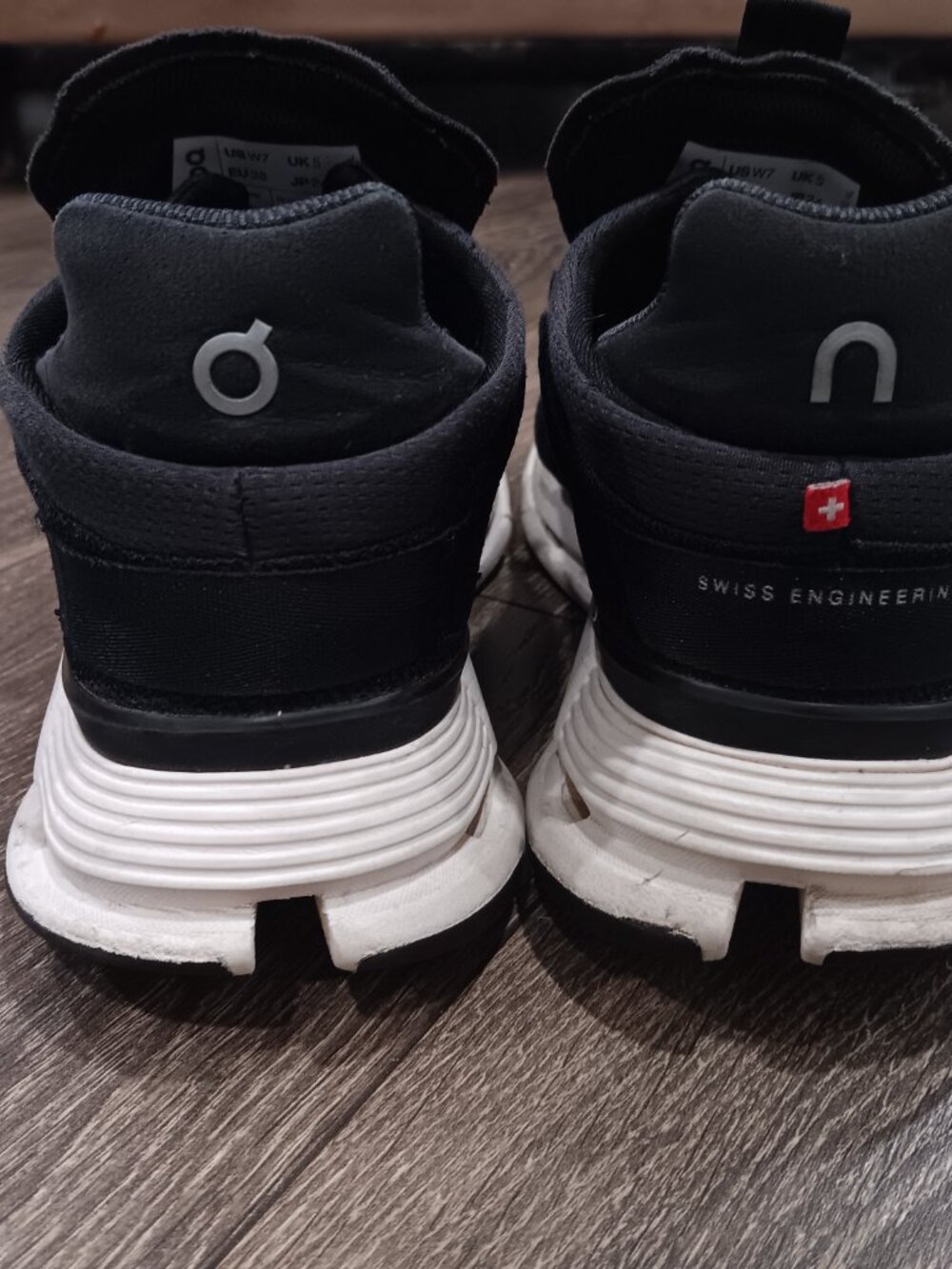 On running cloudnova sneakers / black / womans size 7 - Picture 5 of 9